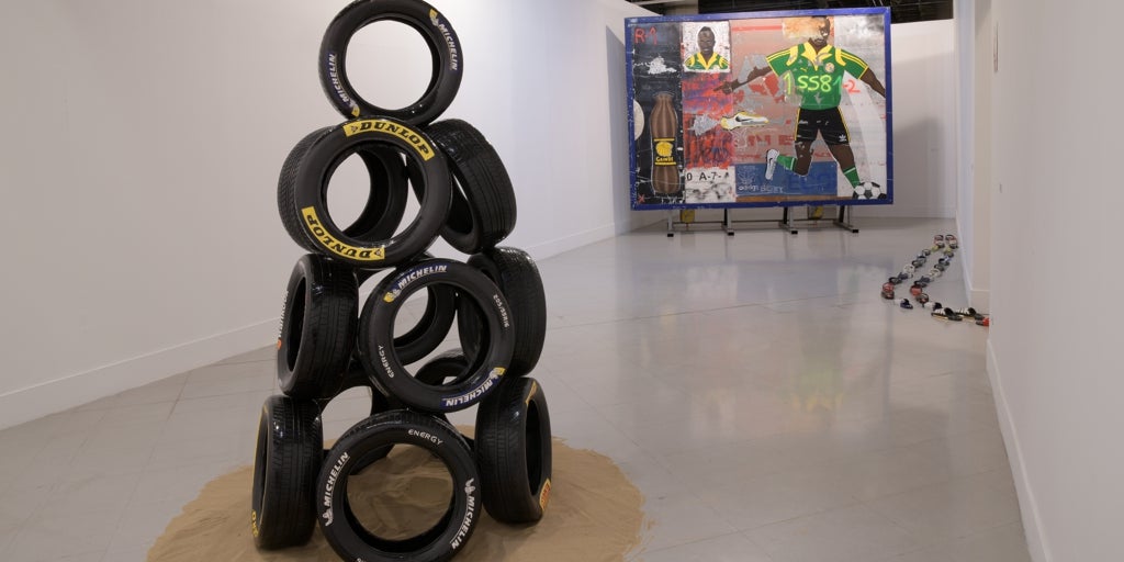 Los dioses con logotipo de Roro Berjano en el MEIAC