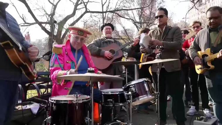 Fans recuerdan a Lennon el día de su muerte con flores, manzanas y música en Central Park
