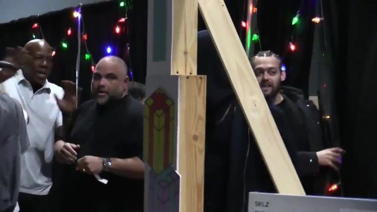 Bad Bunny entrega obsequios navideños a niños y jóvenes