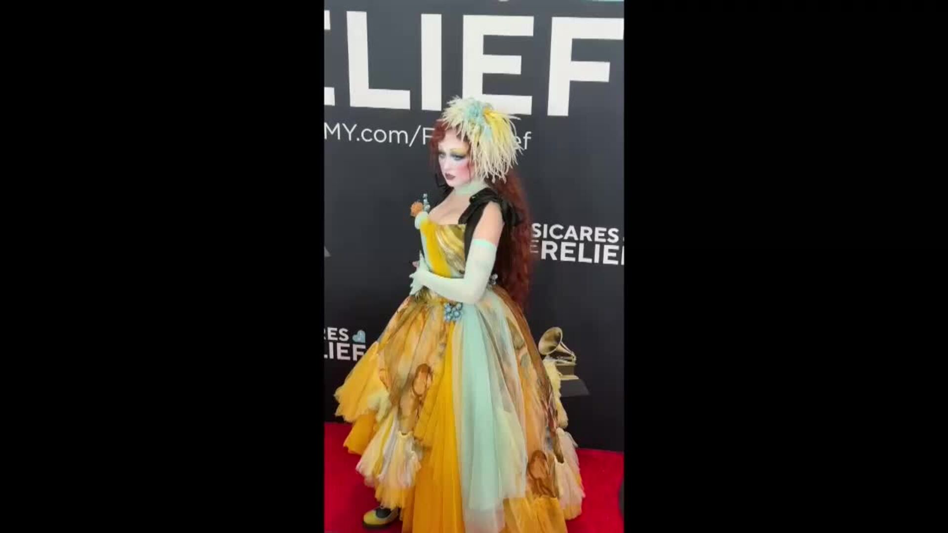 Chappell Roan ilumina la alfombra roja de los Grammy