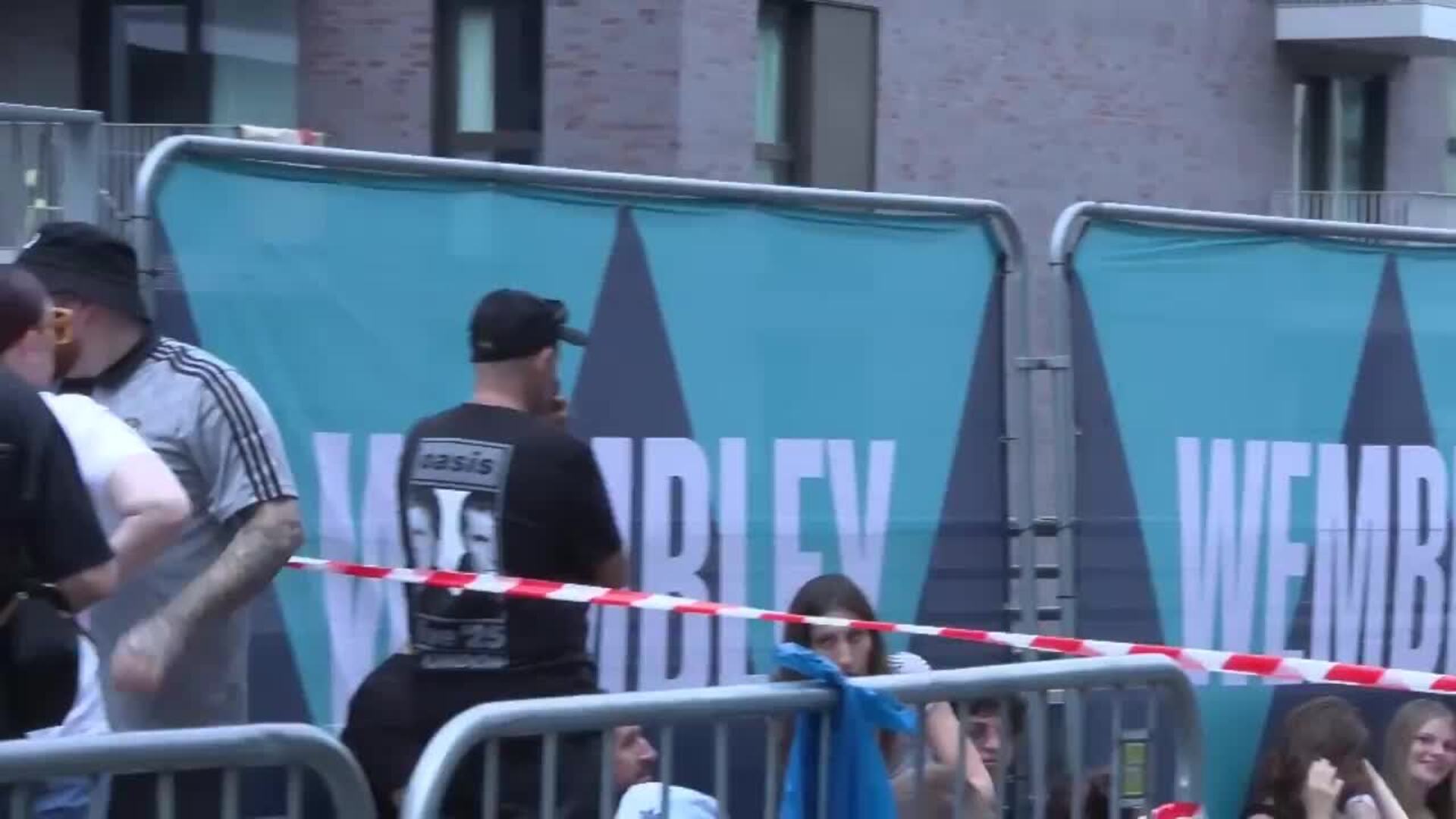 Fans de Oasis llegan al estadio de Wembley para ver a los hermanos Gallagher