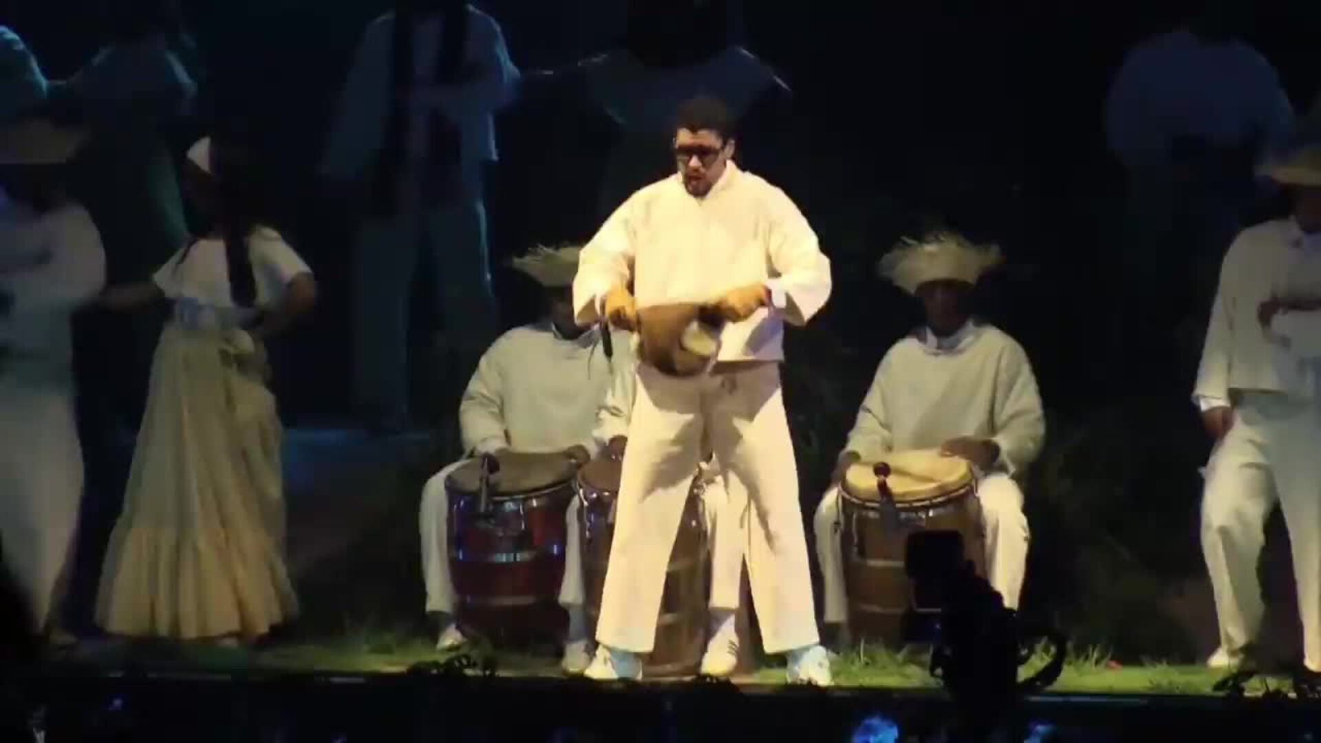 Bad Bunny culmina su residencia en Puerto Rico reuniendo a miles en plazas y locales