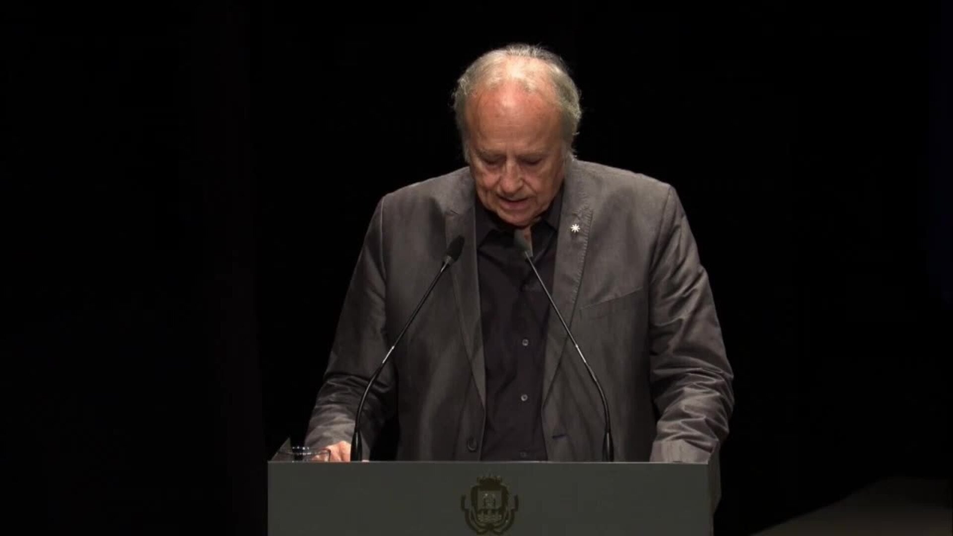 Serrat, premiado en San Fernando (Cádiz), lamenta la inacción ante