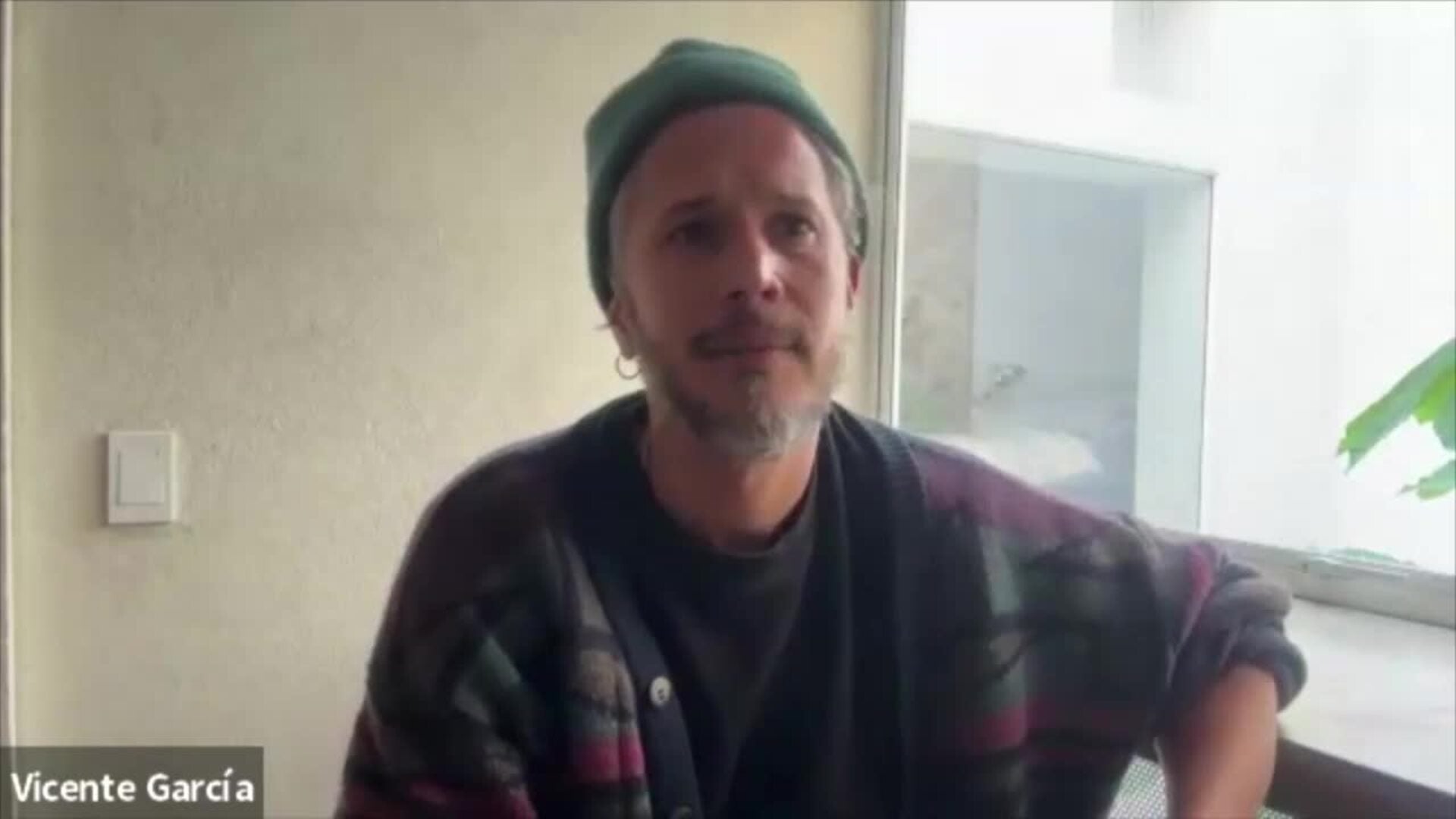 El cantante dominicano Vicente García celebra el éxito de su música, la cual asegura es fiel a su país