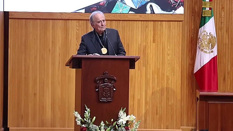Le entregan a Serrat un doctorado honoris causa que fortalece su “cadena de amor” por México
