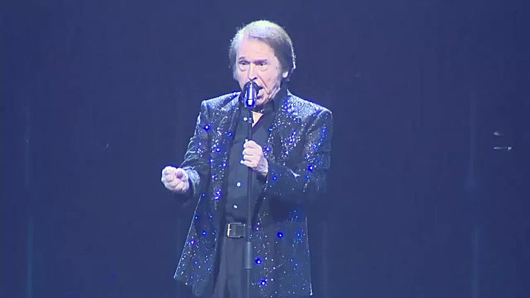 El público se rinde a Raphael en su nueva cita en Madrid