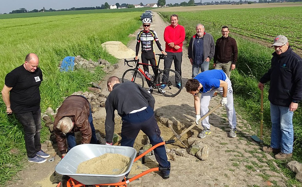 Voluntarios trabajando en las rutas del pavés