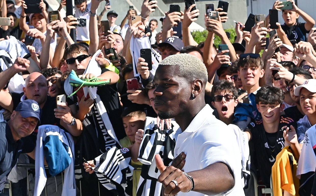 Pogba posa con aficionados de la Juventus