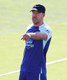 Imagen secundaria 2 - El Atlético comenzó este domingo el trabajo de pretemporada. Moarta y Saúl, que han regresado al club tras finaalizar sus cesiones, se reencontraron con el Cholo Simeone 