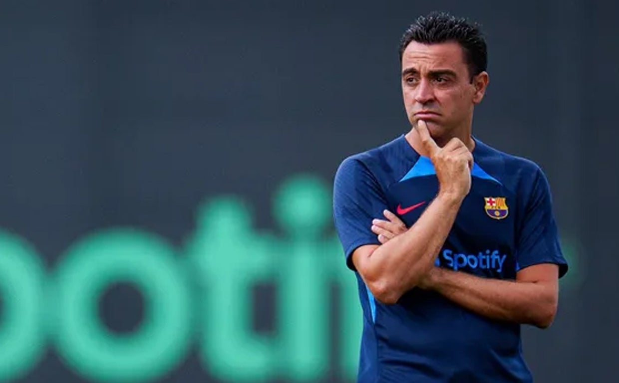 Xavi se muestra pensativo durante el entrenamiento