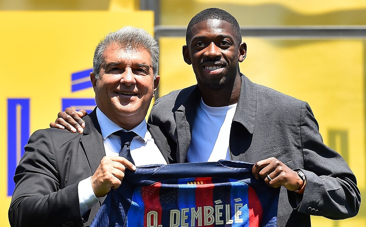 Ousmane Dembélé posa con Laporta tras firmar de nuevo con el Barcelona