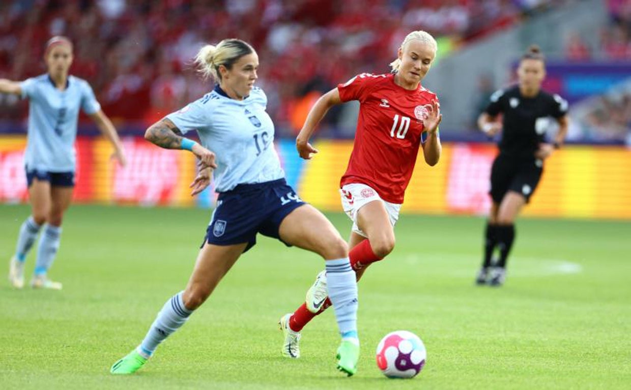 Mapi León desbarata un ataque de Pernille Harder durante el partido de España ante Dinamarca