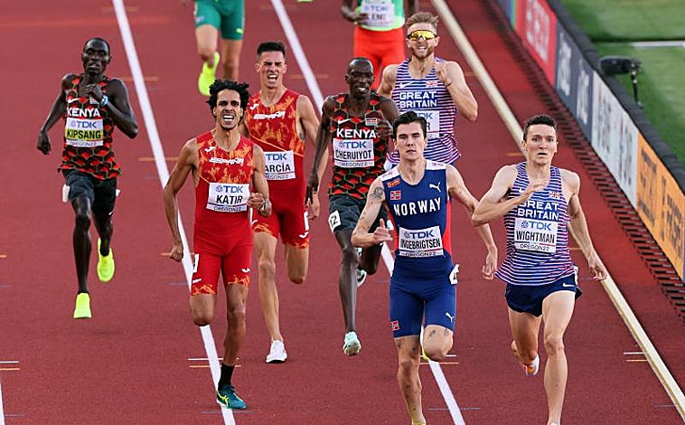Imagen principal - Tres momentos de la final de Katir, en carrera, con la medalla de bronce y en la soledad de la pista