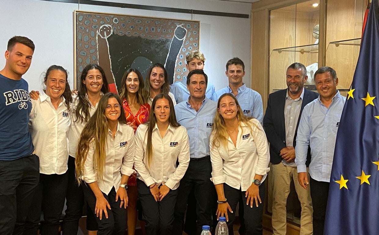 Pilar Lamadrid, abajo a la derecha sonriendo, posa junto al Team España Élite de vela en el CSD