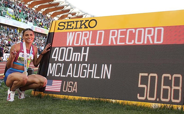 Imagen principal - Sydney McLaughlin consigue la perfección: oro y récord estratosférico en los 400 vallas