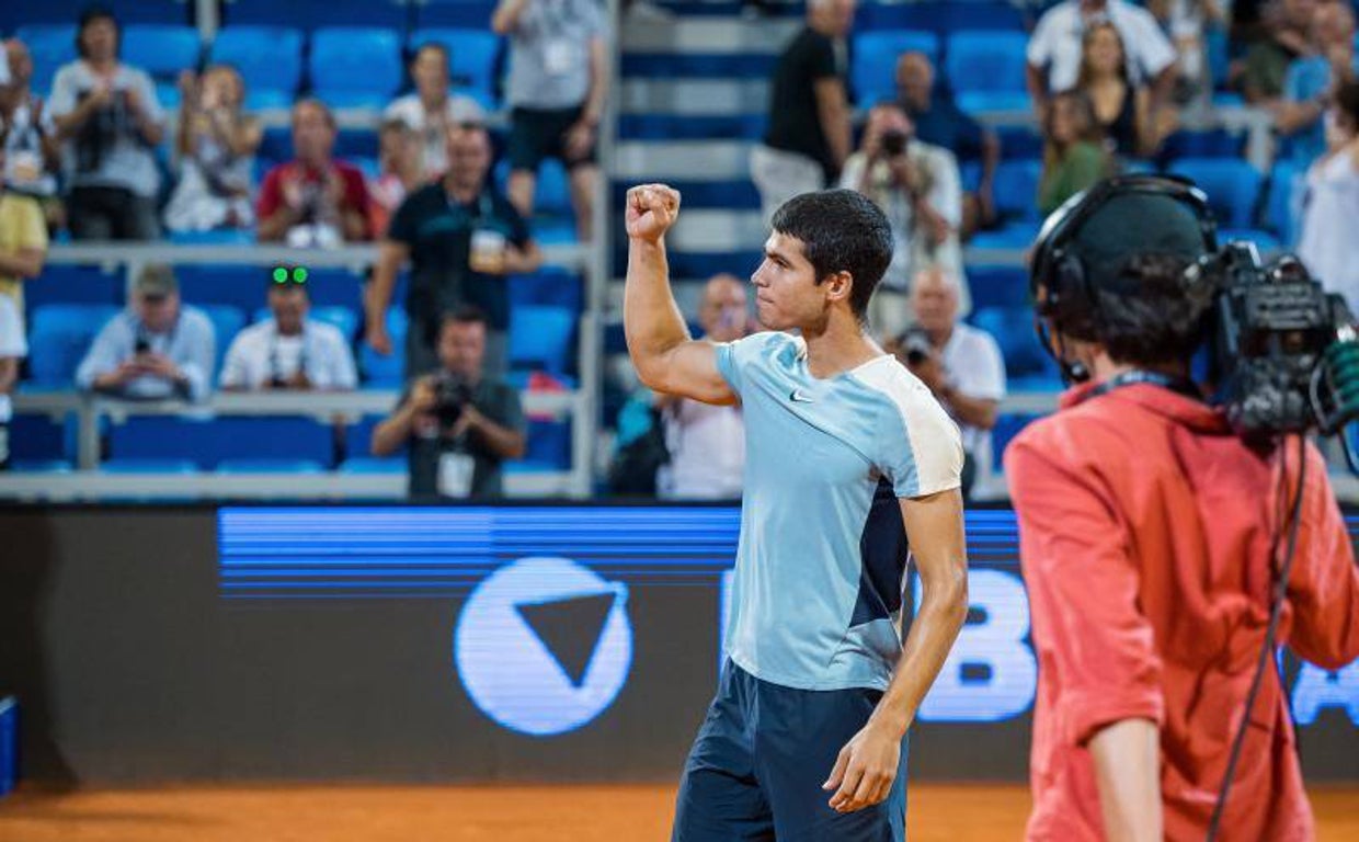 Carlos Alcaraz celebra su triunfo sobre Bagnis