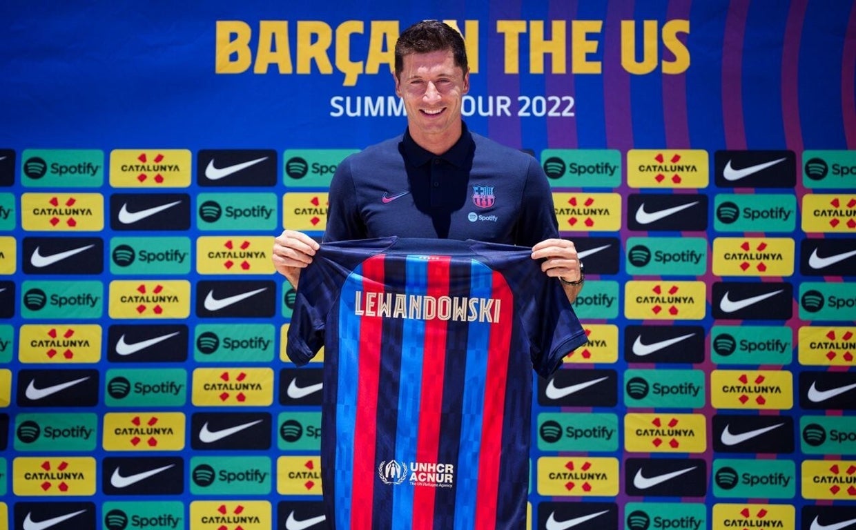 El futbolista polaco Robert Lewandowski posa con la camiseta del F.C. Barcelona