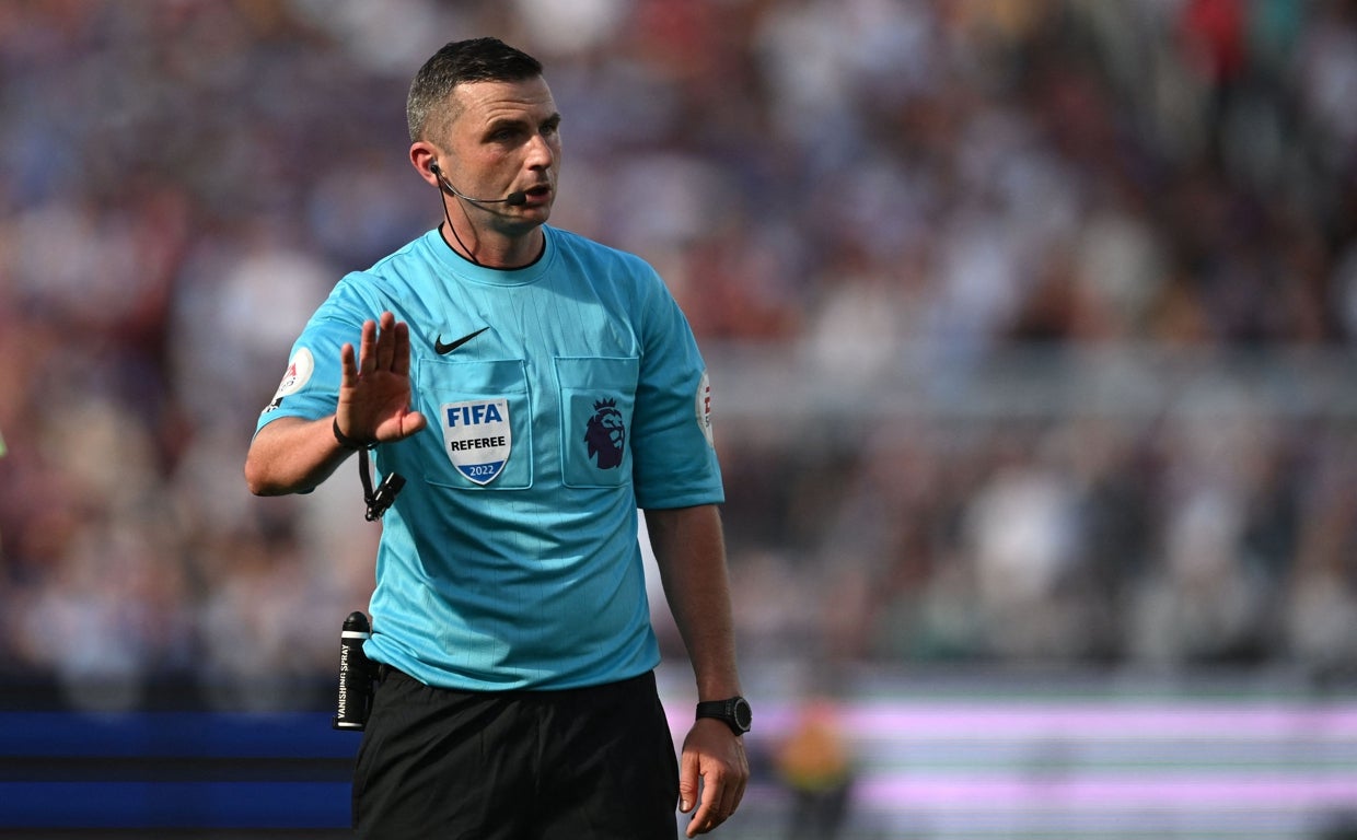 Michael Oliver, el árbitro con «un cubo de basura en el corazón»