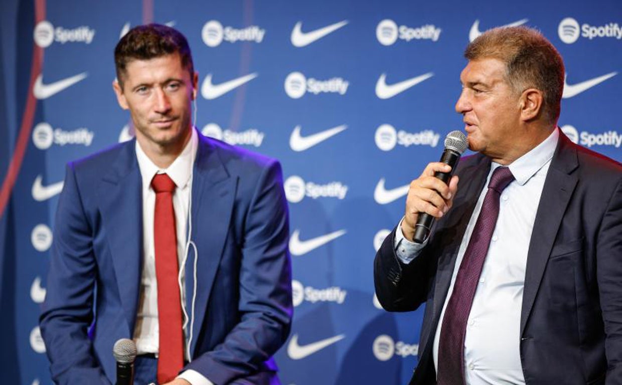 Joan Laporta da explicaciones durante la presentación de Lewandowski