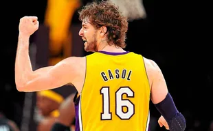 Los Angeles Lakers retiran el número 16 de Pau Gasol