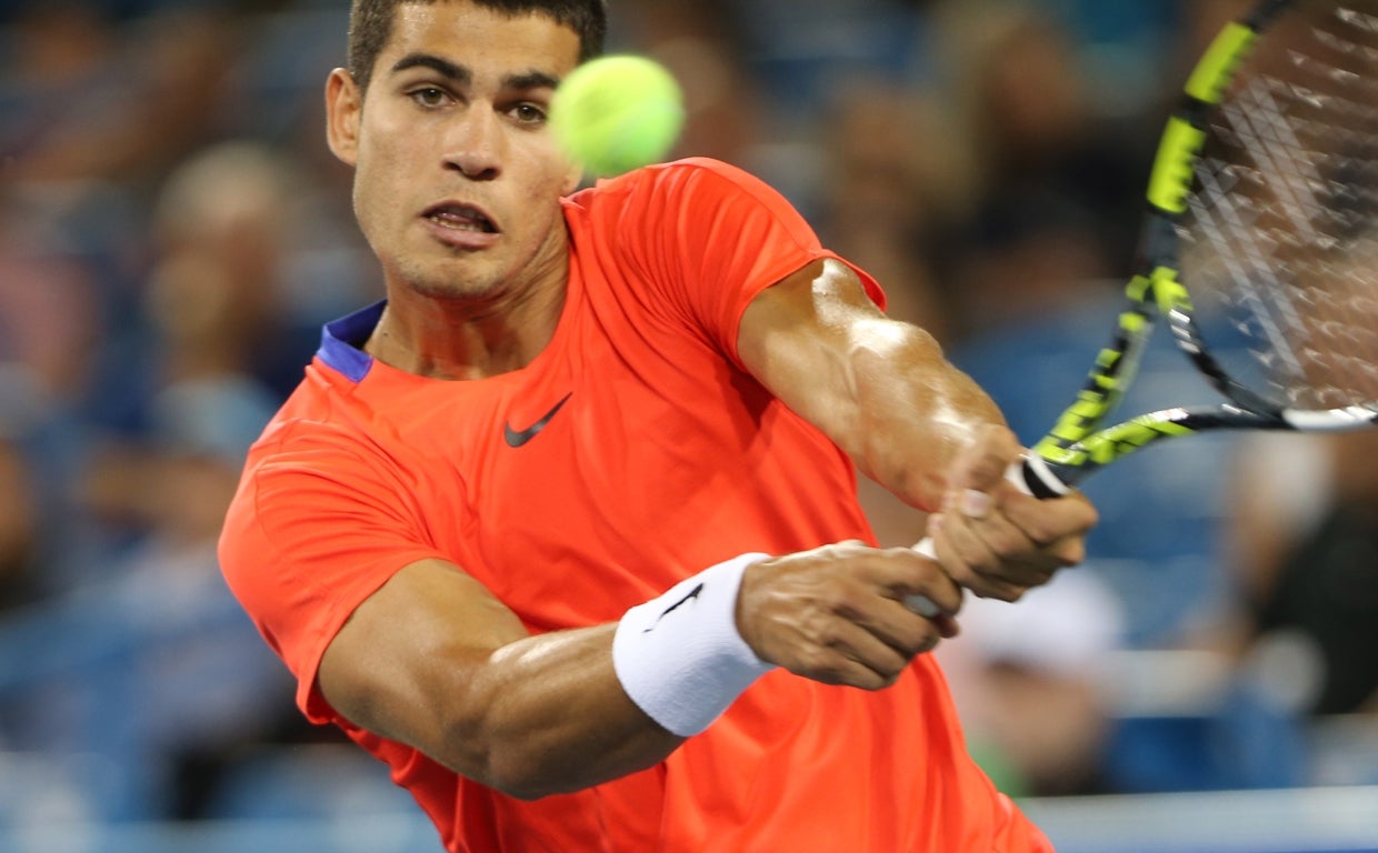 El tenista español Carlos Alcaraz devuelve una bola al croata Marin Cilic en los octavos de final del Masters 1000 de Cincinnati