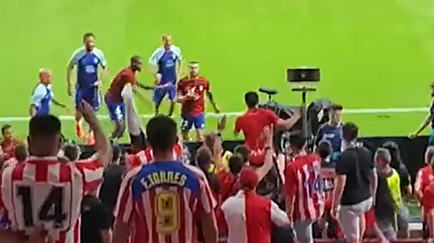 Hermoso, encarándose a los hinchas