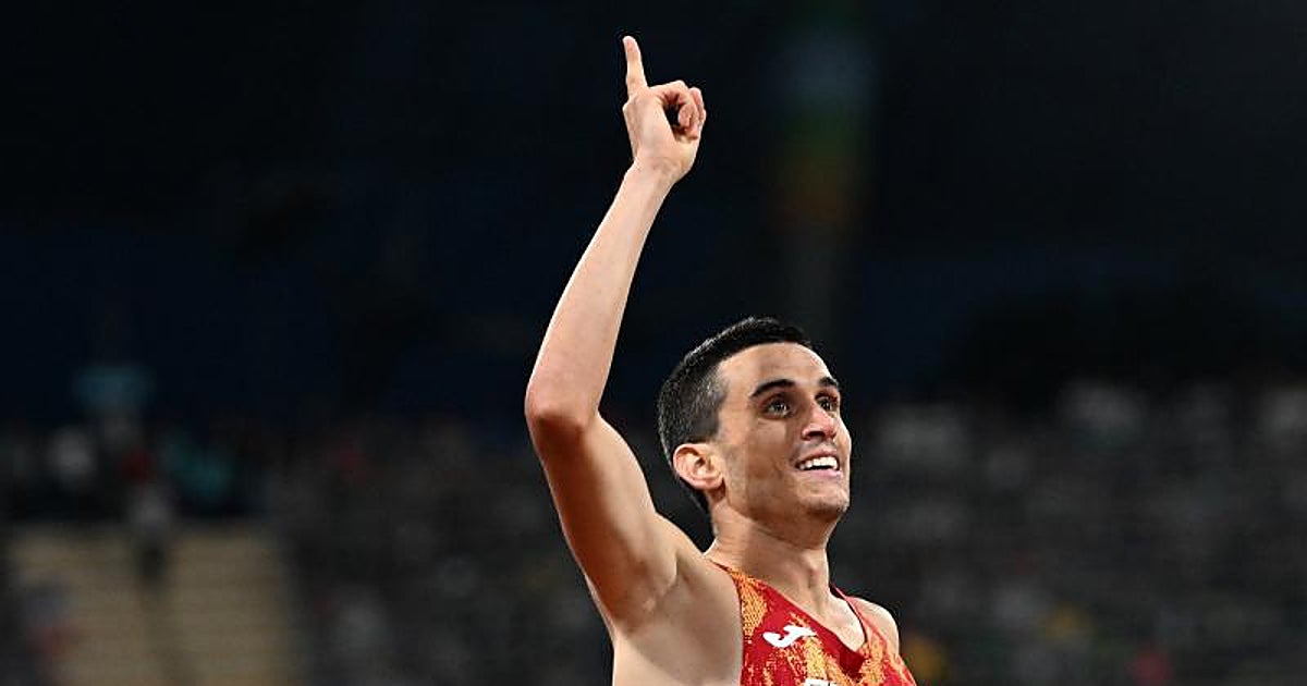 Mariano García celebra la medalla de oro en los 800 metros