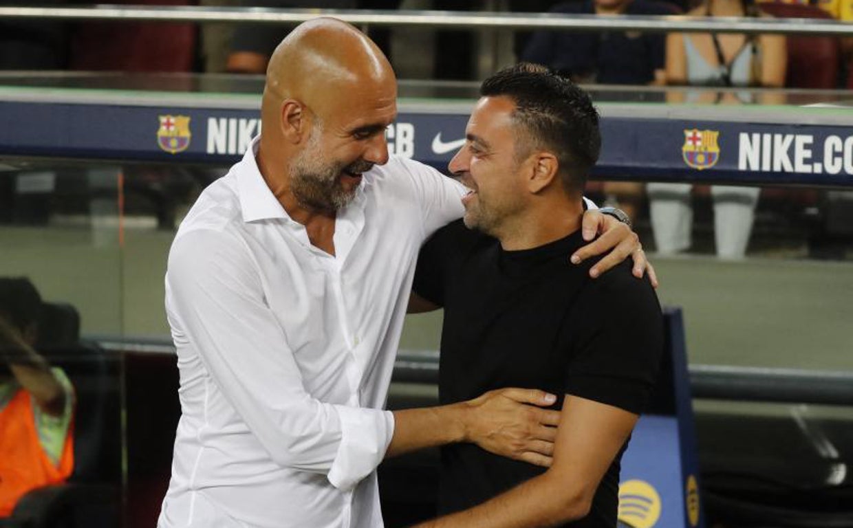 Xavi y Guardiola se abrazan antes del partido
