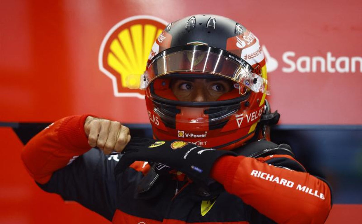 Carlos Sainz se ajusta los guantes en su Ferrari