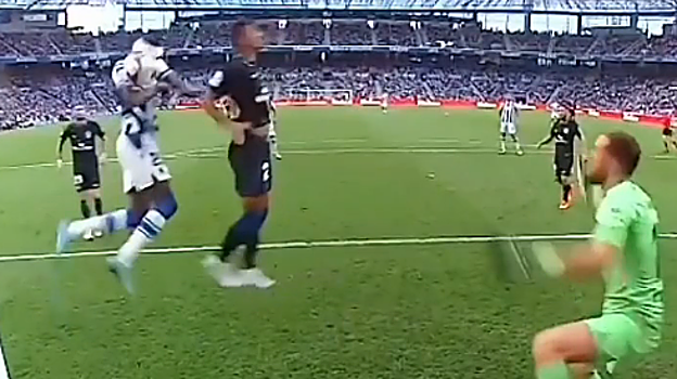 El polémico cabezazo de Sadiq, que luego aparentemente le da en la mano.