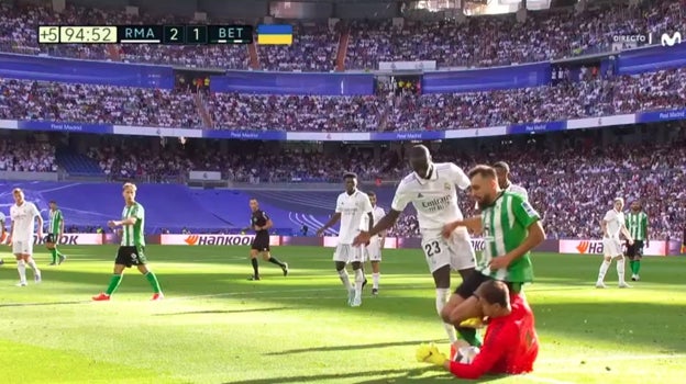 El supuesto derribo de Mendy a Borja