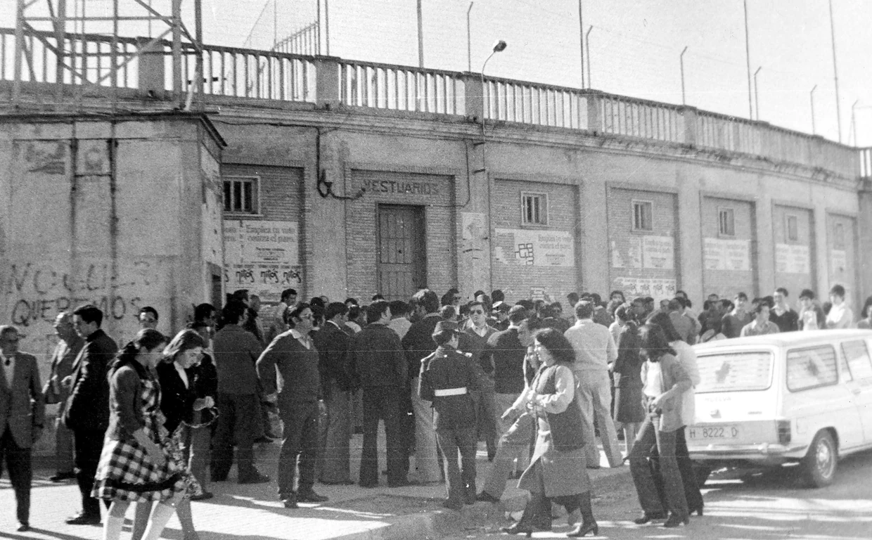 Exteriores del Colombino, tras la suspensión del Recreativo-Valencia por la huelga de la AFE en 1979
