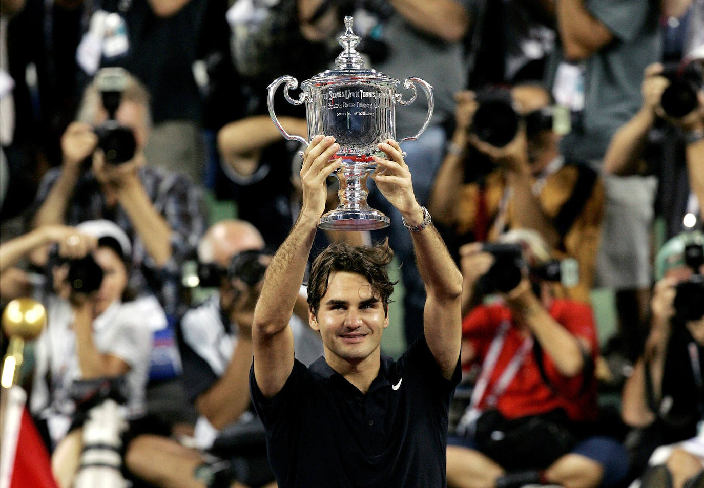 Federer levanta en el año 2007 el trofeo del Abierto de Estados Unidos, que ganó en cinco ocasiones (2004, 2005, 2006, 2007 y 2008)