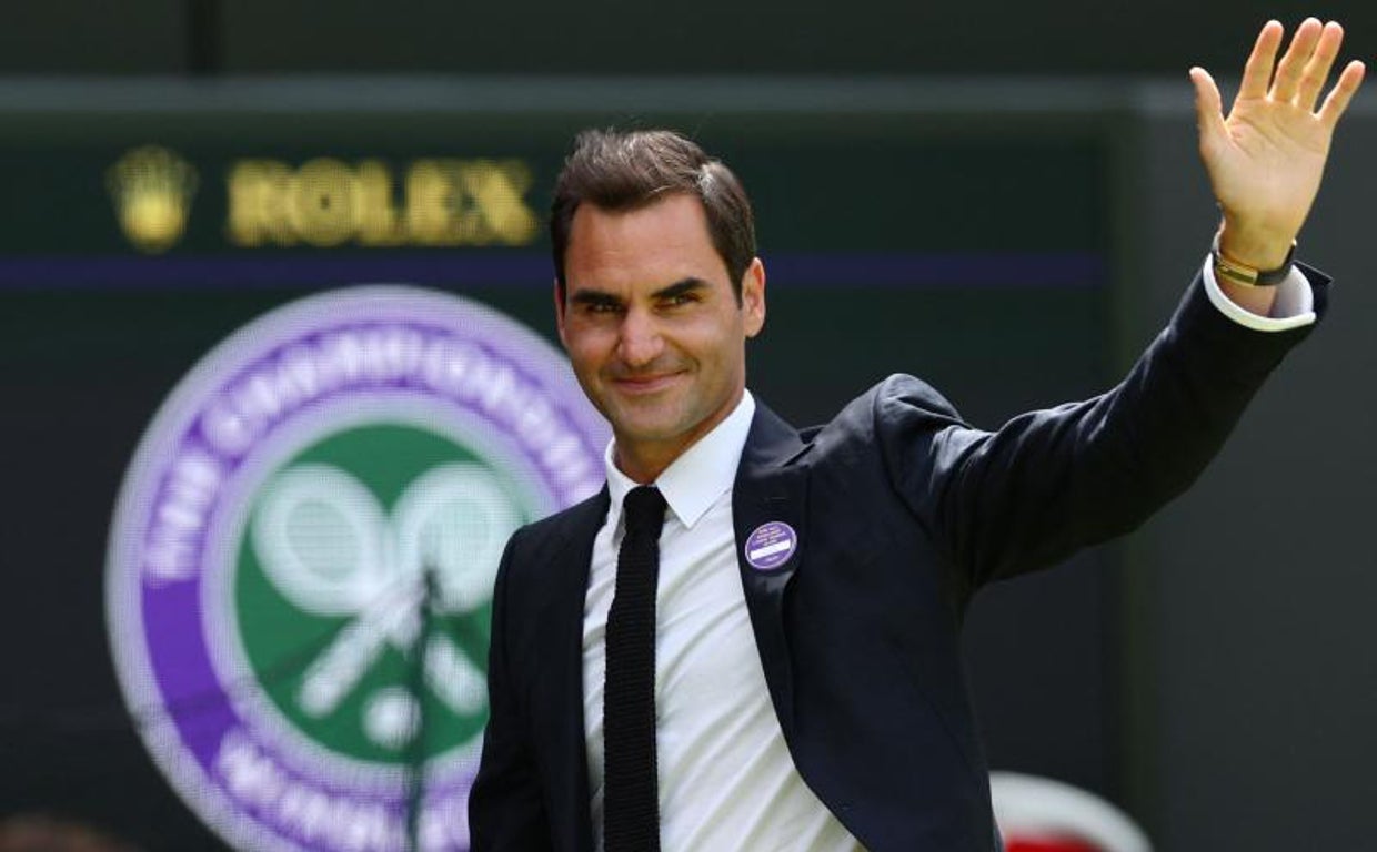 Federer saluda el público en Wimbledon