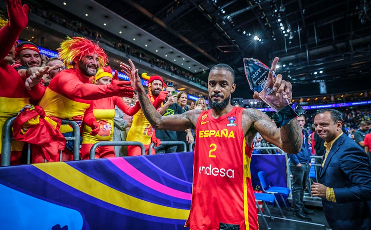 Lorenzo Brown celebra con los aficionados españoles