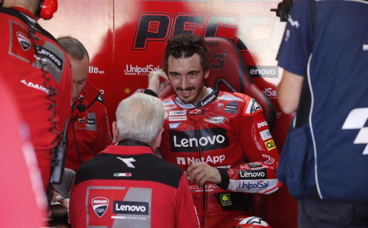 Pecco Bagnaia, en su box, logró la pole