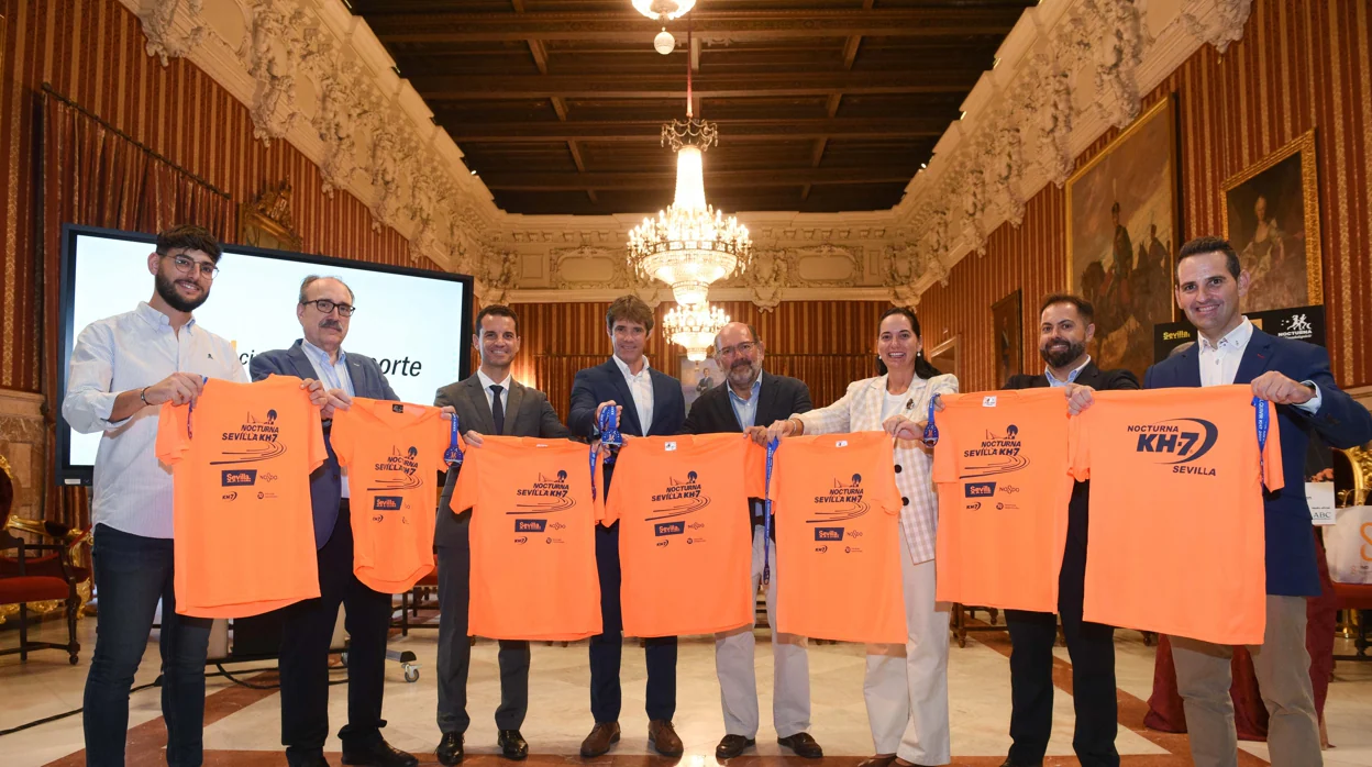 Presentadas la camiseta y la medalla de la KH-7 Nocturna del Guadalquivir, que suma ya 15.000 corredores