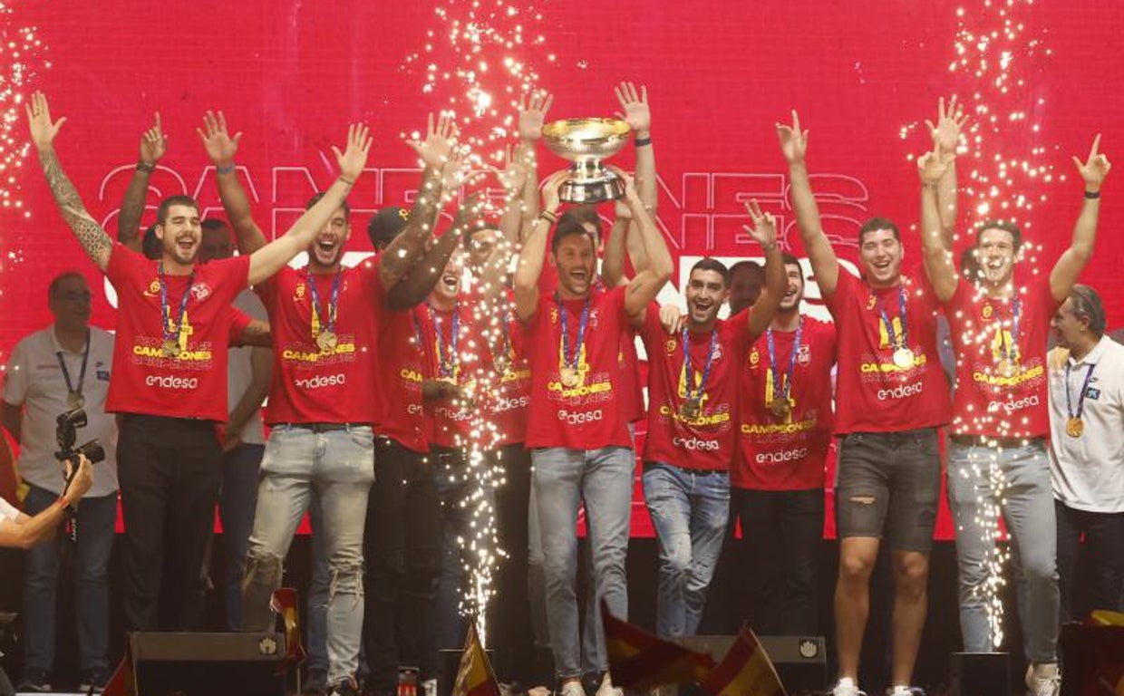 Los jugadores de la selección, con su título de campeones de Europa