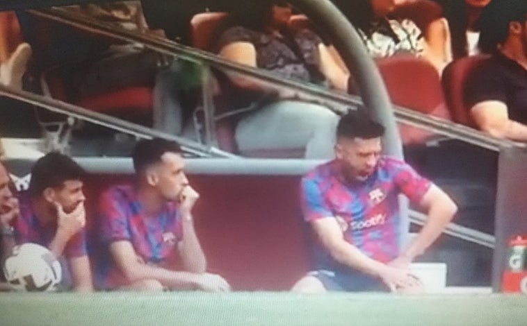 Imagen principal - El lateral, en el banquillo durante el partido ante el Elche