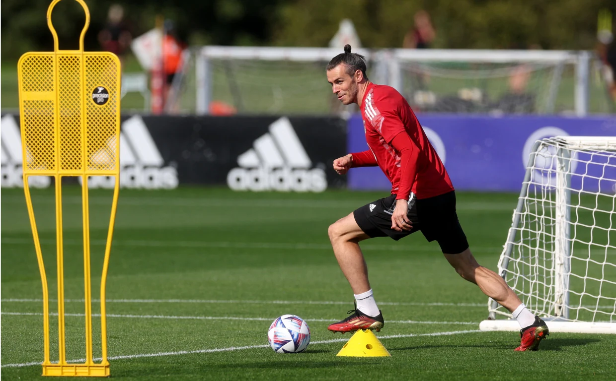 Bale, en un entrenamiento con Gales
