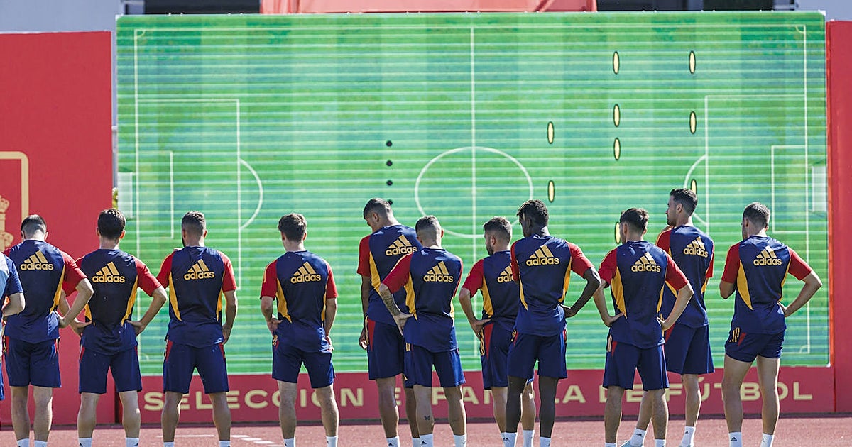 Luis Enrique da instrucciones con el walkie-talkie a los jugadores de la selección