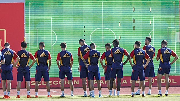 Los jugadores reciben instrucciones delante de la pantalla instalada en Las Rozas