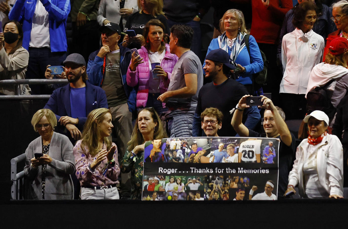 Una aficionada, con un cartel de agradecimiento a Roger Federer