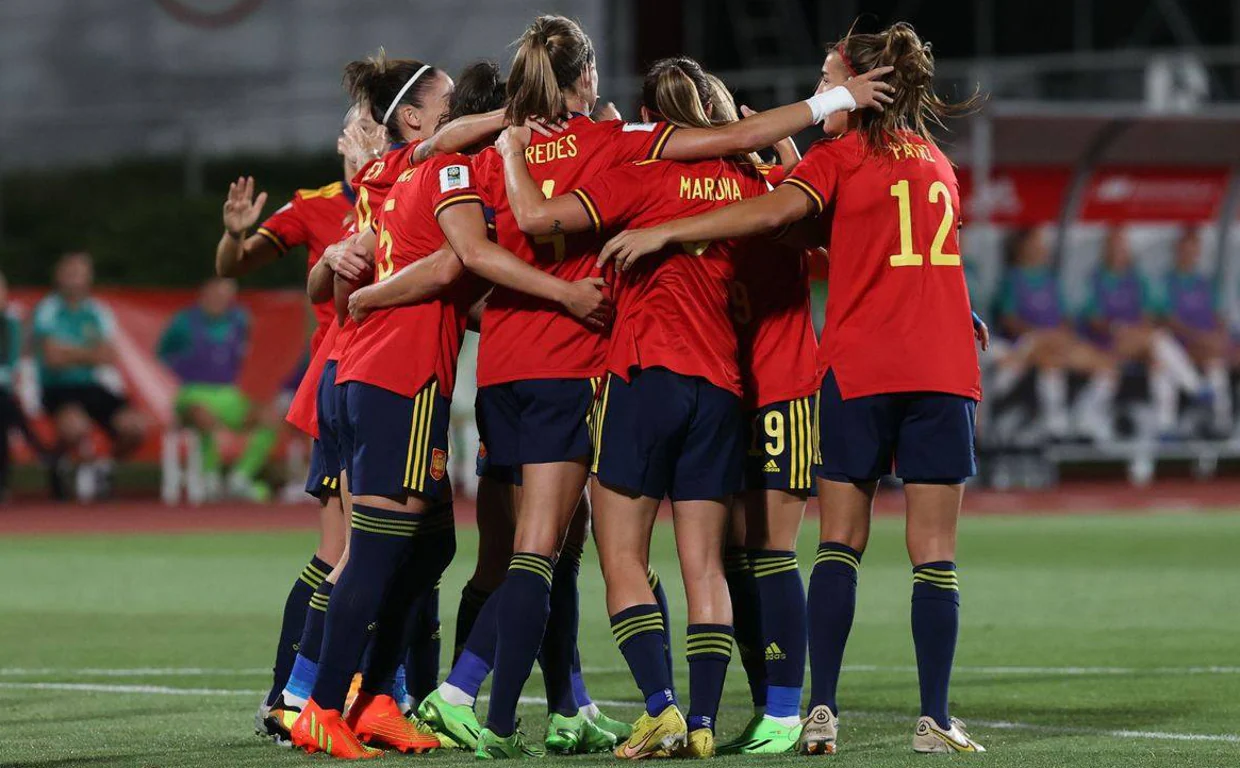 La selección femenina española de fútbol celebrando un gol