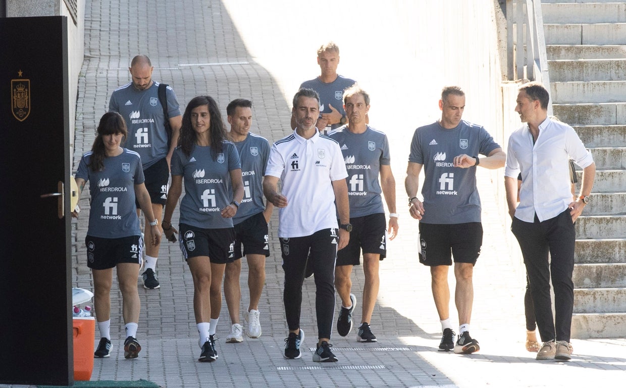 El seleccionador Jorge Vilda, acompañado por parte de su equipo de trabajo