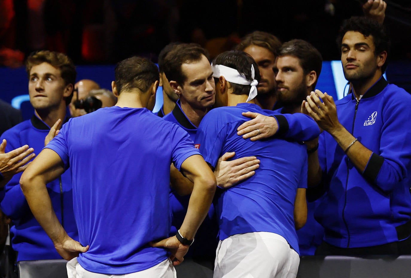 Federer se abraza a Andy Murray al término del partido