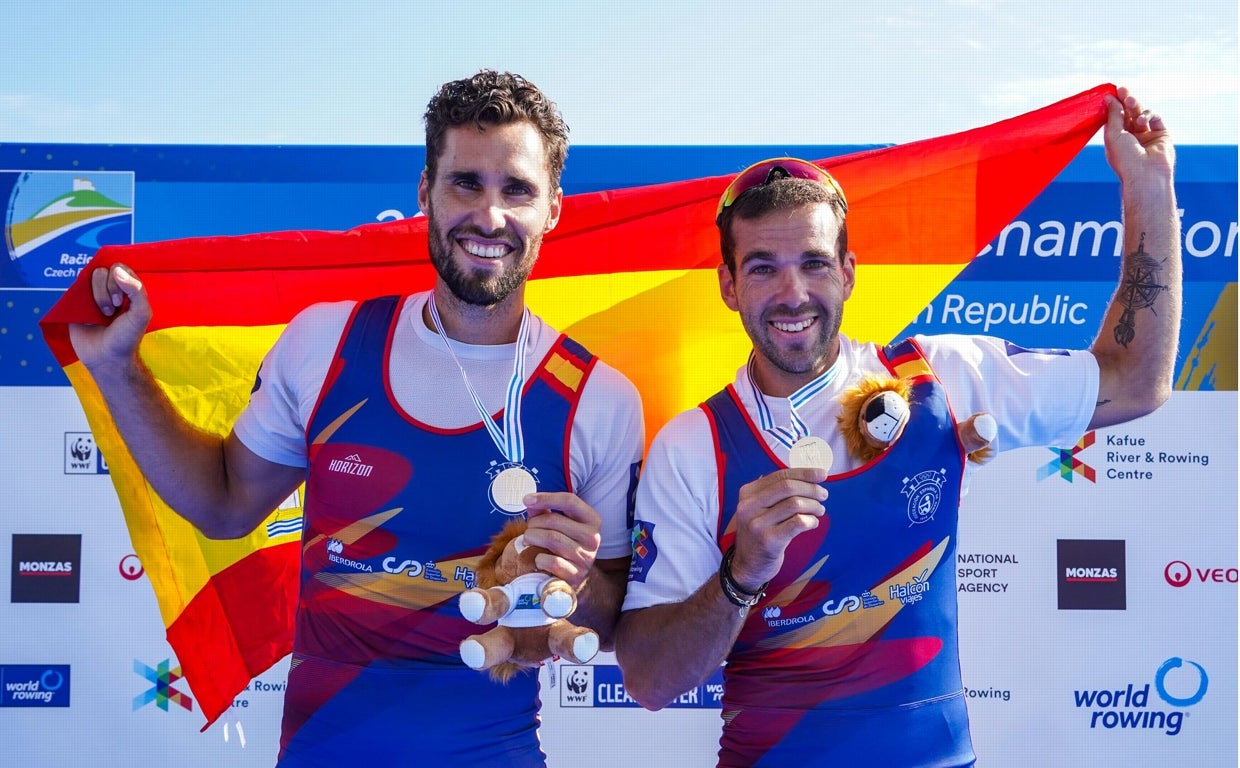 Los sevillanos, celebrando la medalla de plata en Racice