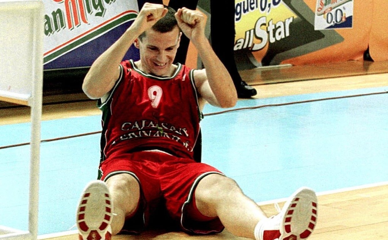 Raúl Pérez, celebrando su victoria en el Concurso de Triples de la ACB en 2003