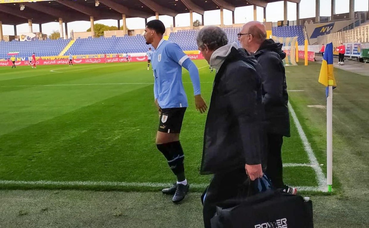 Araujo se duele de la ingle tras ser sustituido en el partido de Uruguay