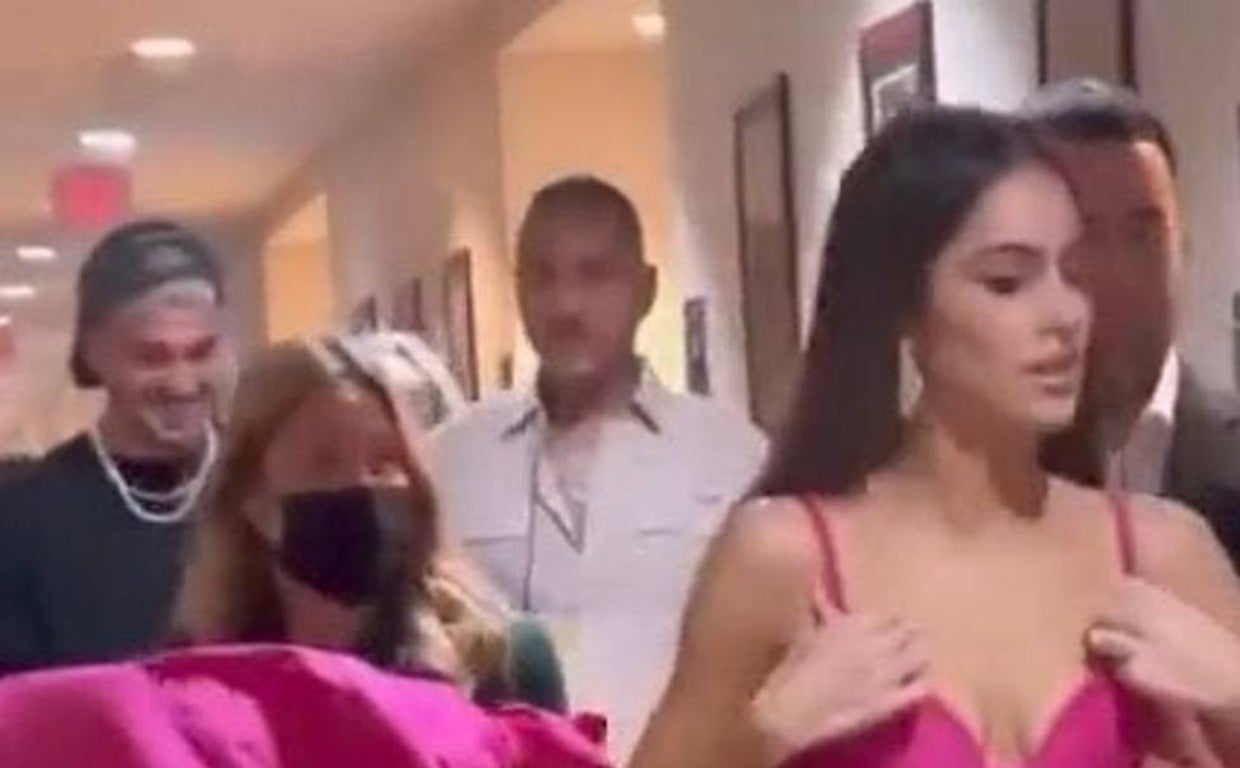 De Paul, tras Tini, su novia, en una gala en Miami